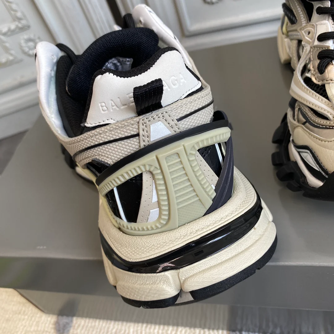 Кроссовки Balenciaga Track 2 Retro Dad Shoes - черно-золотые
