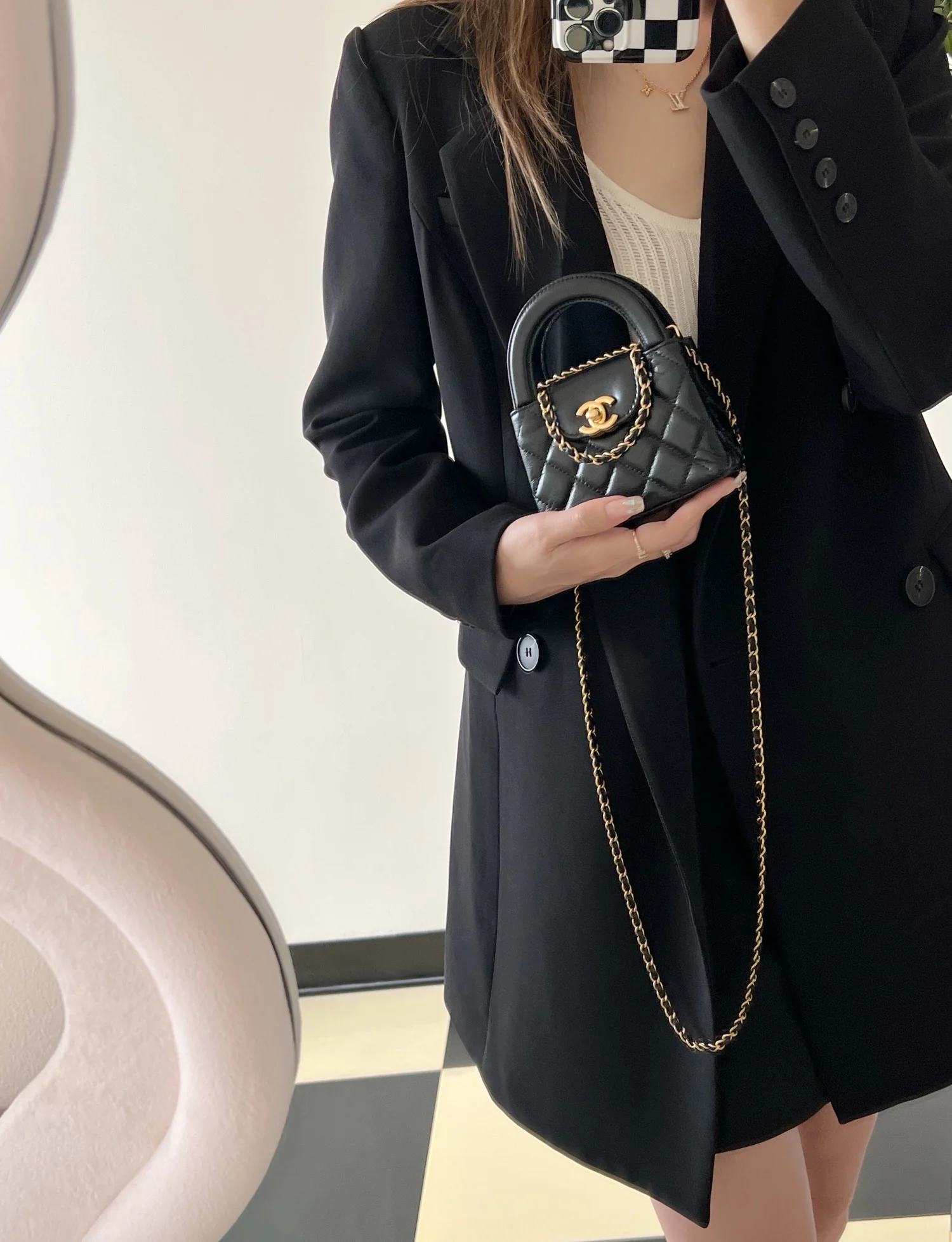 Миниатюрная сумочка Chanel Kelly на цепочке, черная.