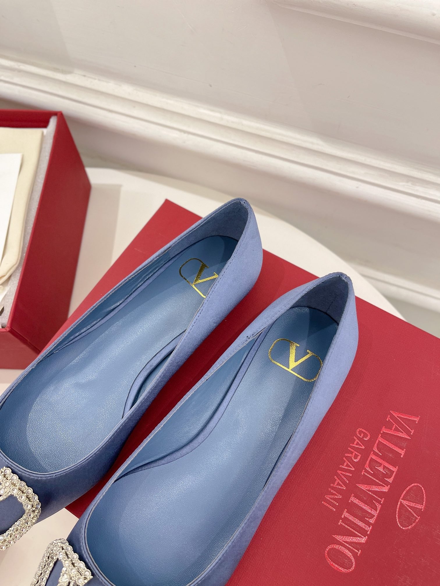 Новинка лета 2023 от Valentino - Коллекция Roman Stud - Туфли на высоком каблуке с бриллиантовой пряжкой - 5 см - Светло-голубые