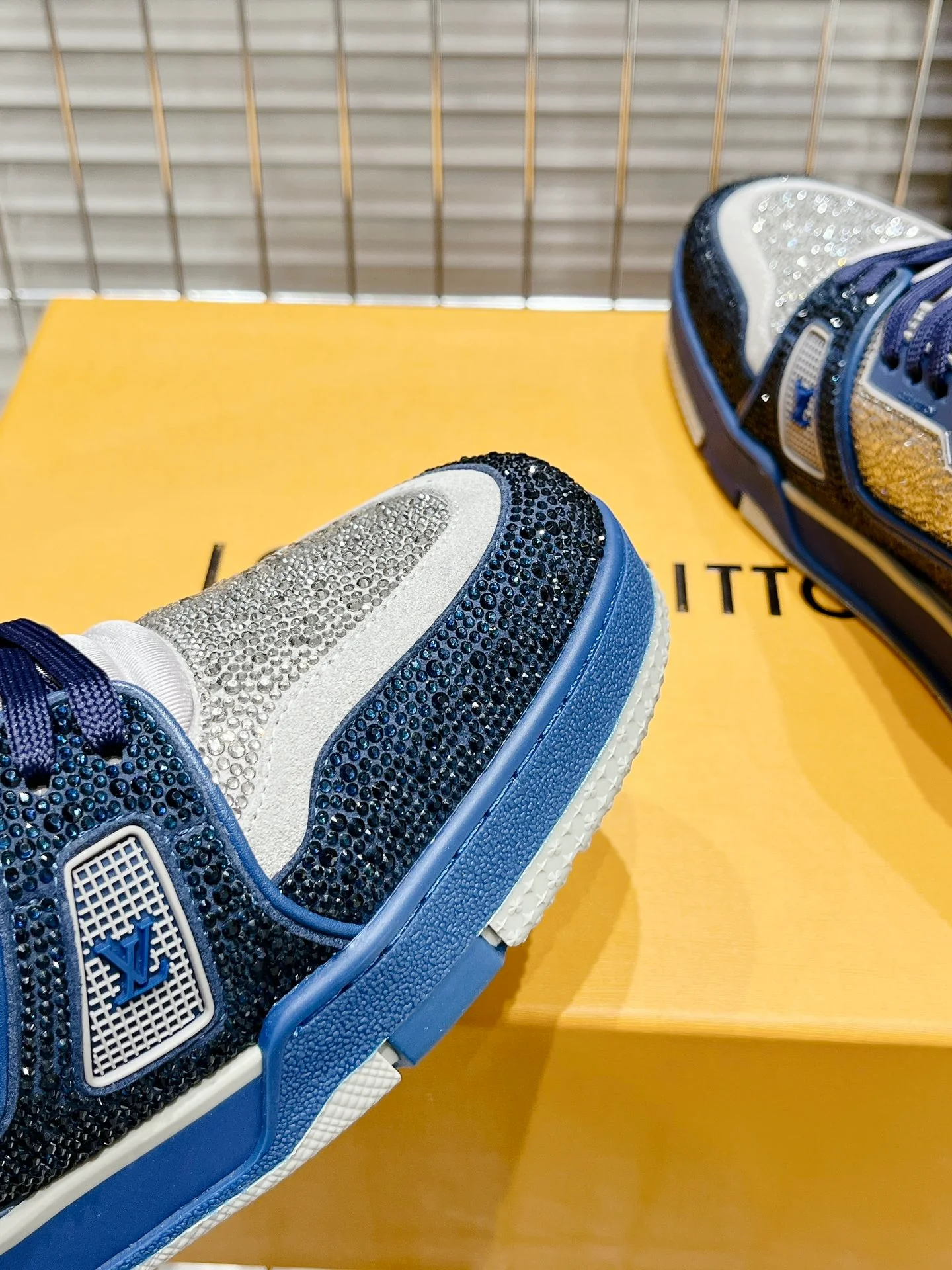 Кроссовки LV Trainer - обувь для скейтбординга - глянцевые синие и серебристые - унисекс