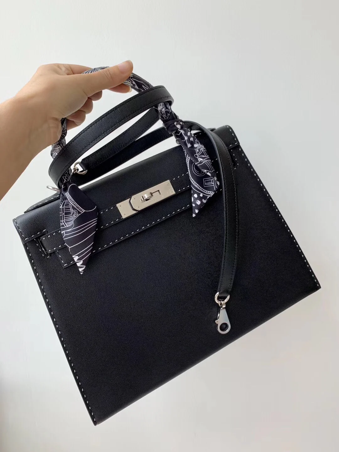 Сумка Hermes Limited Edition Miss You Kelly 28 — черная с серебряными пряжками — внешний шов