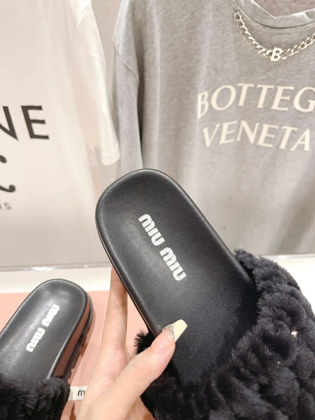 Новинка сезона ?Ранняя осень? от Miu Miu 2023 — шелковые тапочки с меховой отделкой и вышивкой — черные.