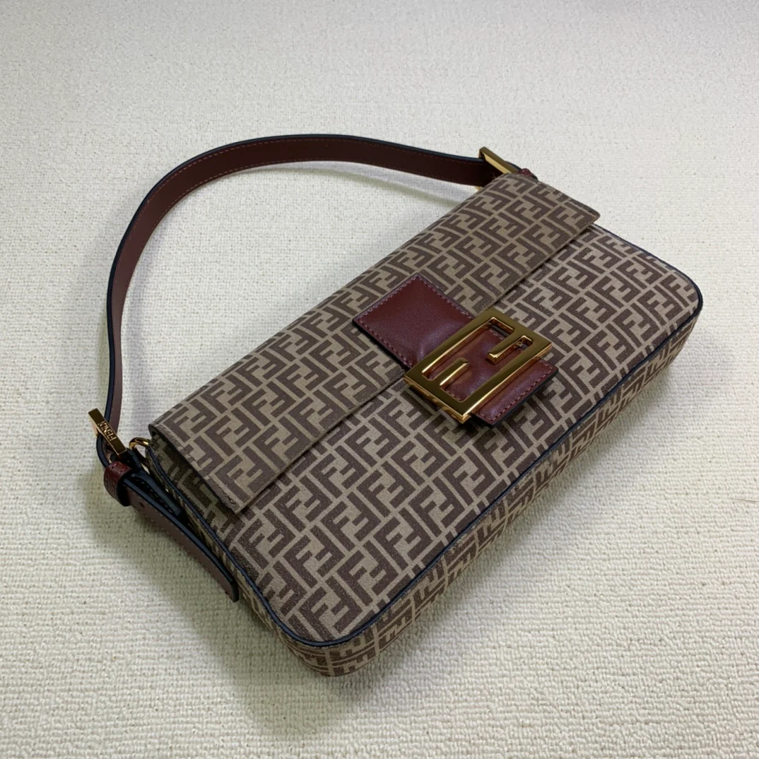 Сумка-багет Fendi среднего размера из жаккардовой ткани коричневого цвета.