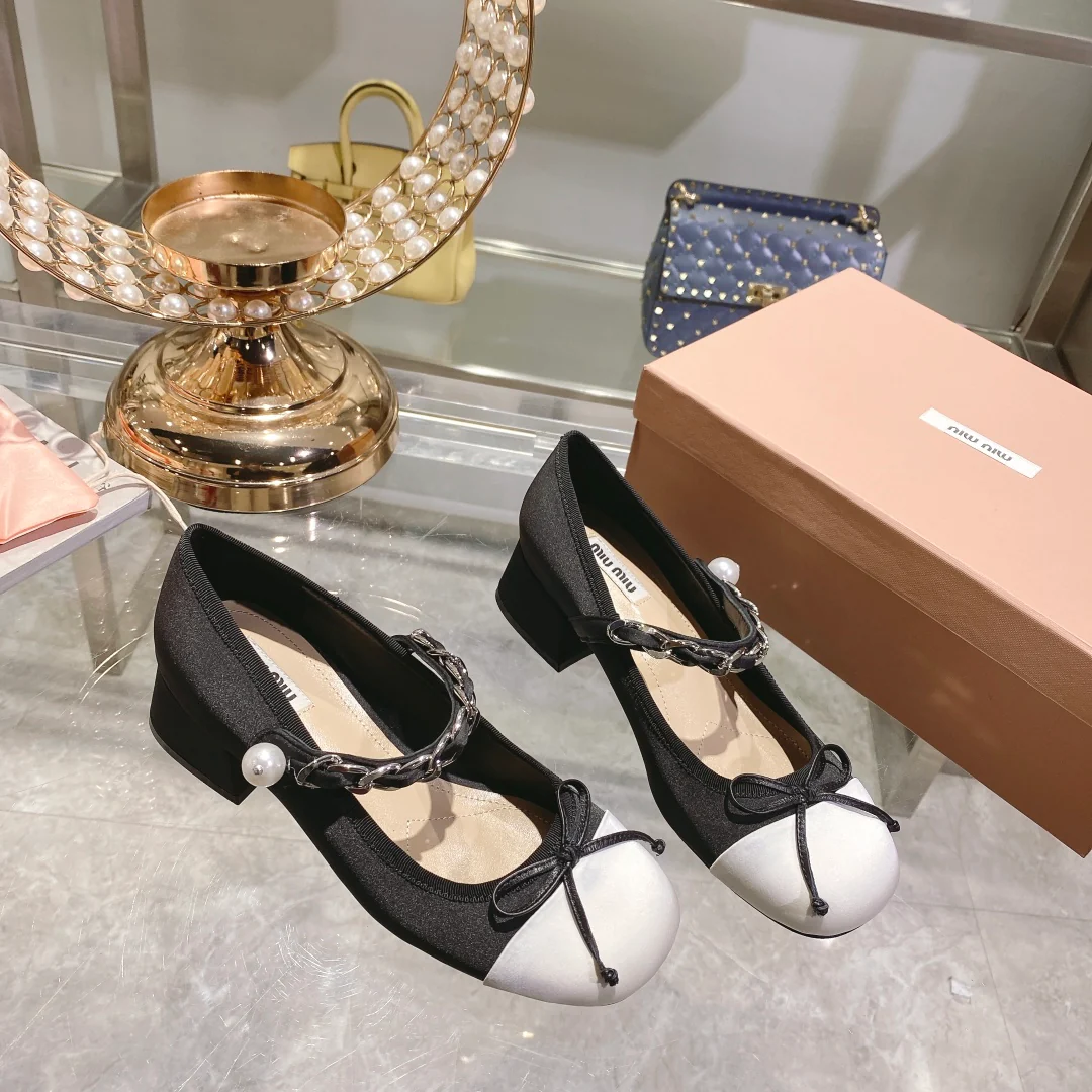 Весенняя коллекция Miu Miu 2023 - Шелковые туфли на низком каблуке с квадратным носком - Черные