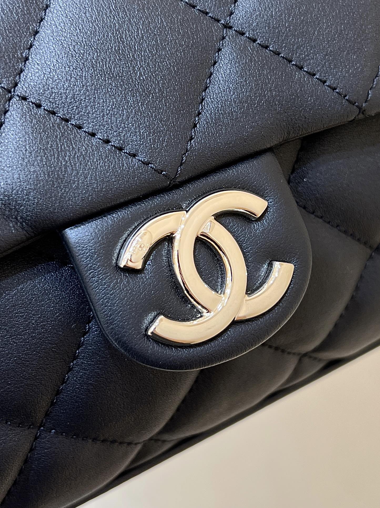 Сумка-хобо Chanel через плечо - черная