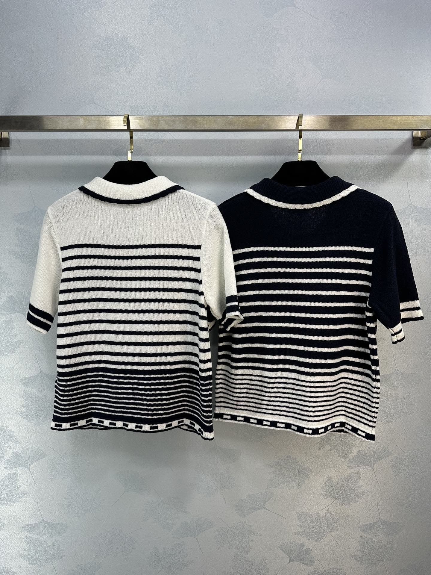 Miu Miu-2404-24 Вязаный топ в полоску с воротником и короткими рукавами для ранней весны