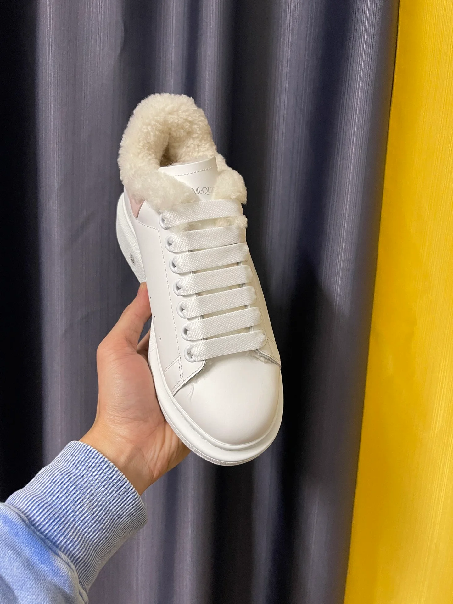 Классические белые кроссовки McQueen - унисекс - розовый флисовый каблук с белым мехом - Премиум-издание