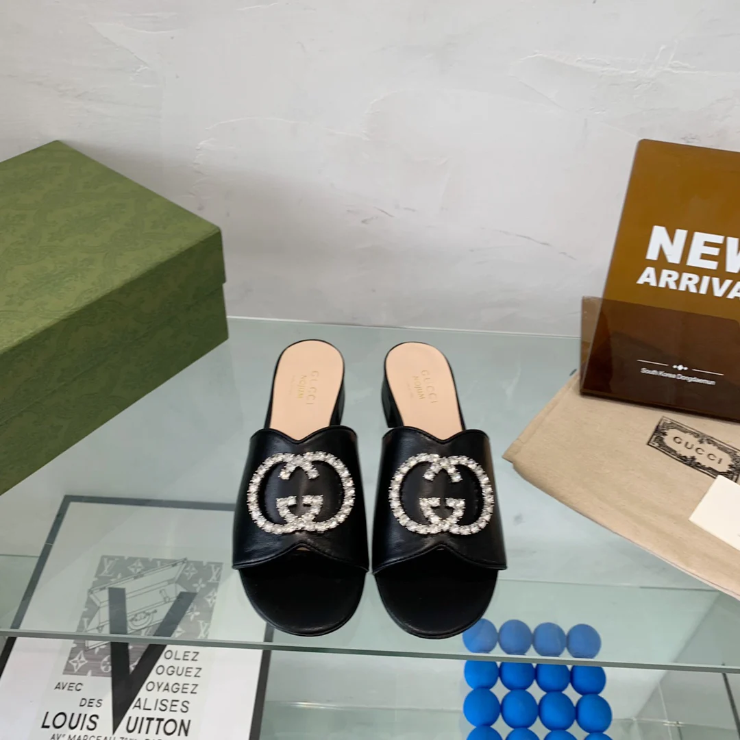 Новинка сезона весна/лето 2022 от Gucci - тапочки с двойной буквой G - 2 шт.