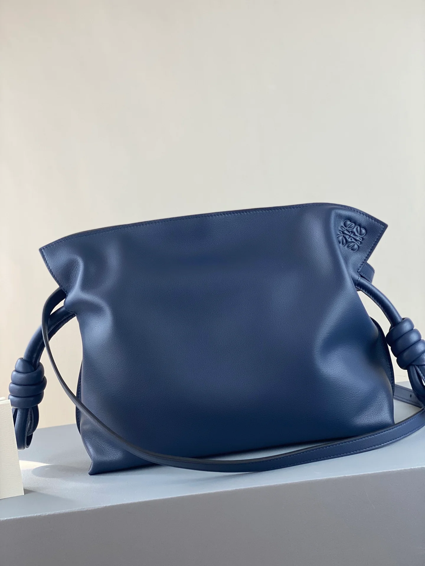 Loewe 2020, модернизированная кожа Flamenco, темно-синий цвет.