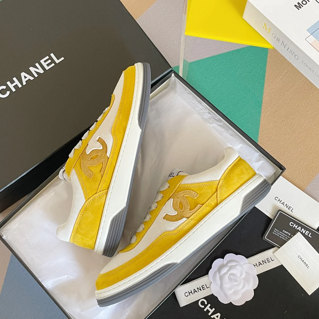 Новые поступления коллекции Chanel весна/лето 2023 - Замшевые кроссовки - Повседневная обувь - Спортивная обувь - Желтые