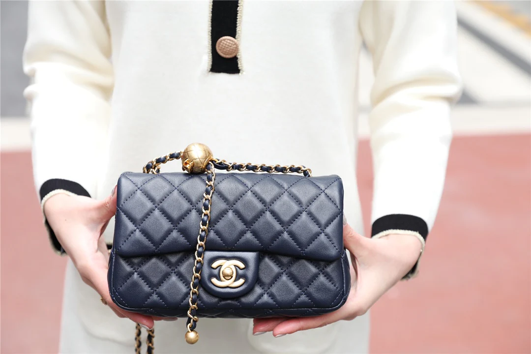Сумка Chanel Golden Ball Flap Bag 2020 года - 20 см