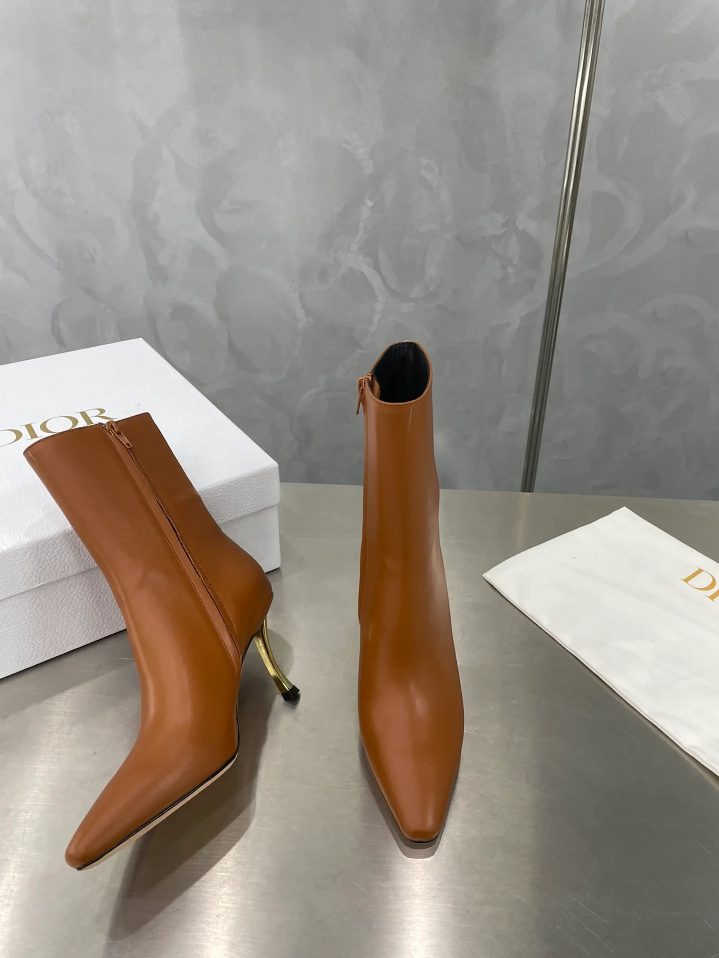 Dior - Кожаные ботильоны на высоком каблуке - Коричневые