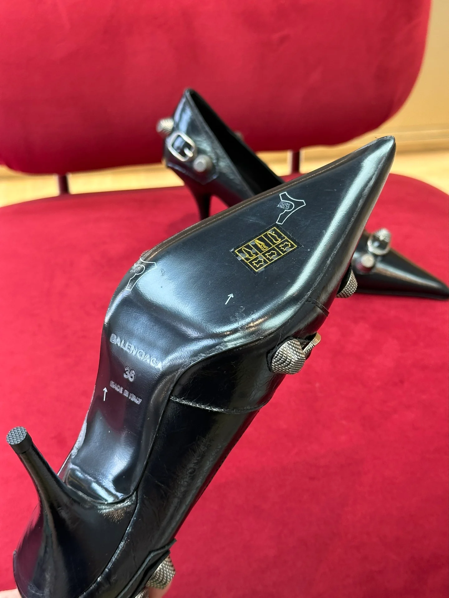 Balenciaga Весна/Лето 2023 - Туфли на высоком каблуке с заклепками