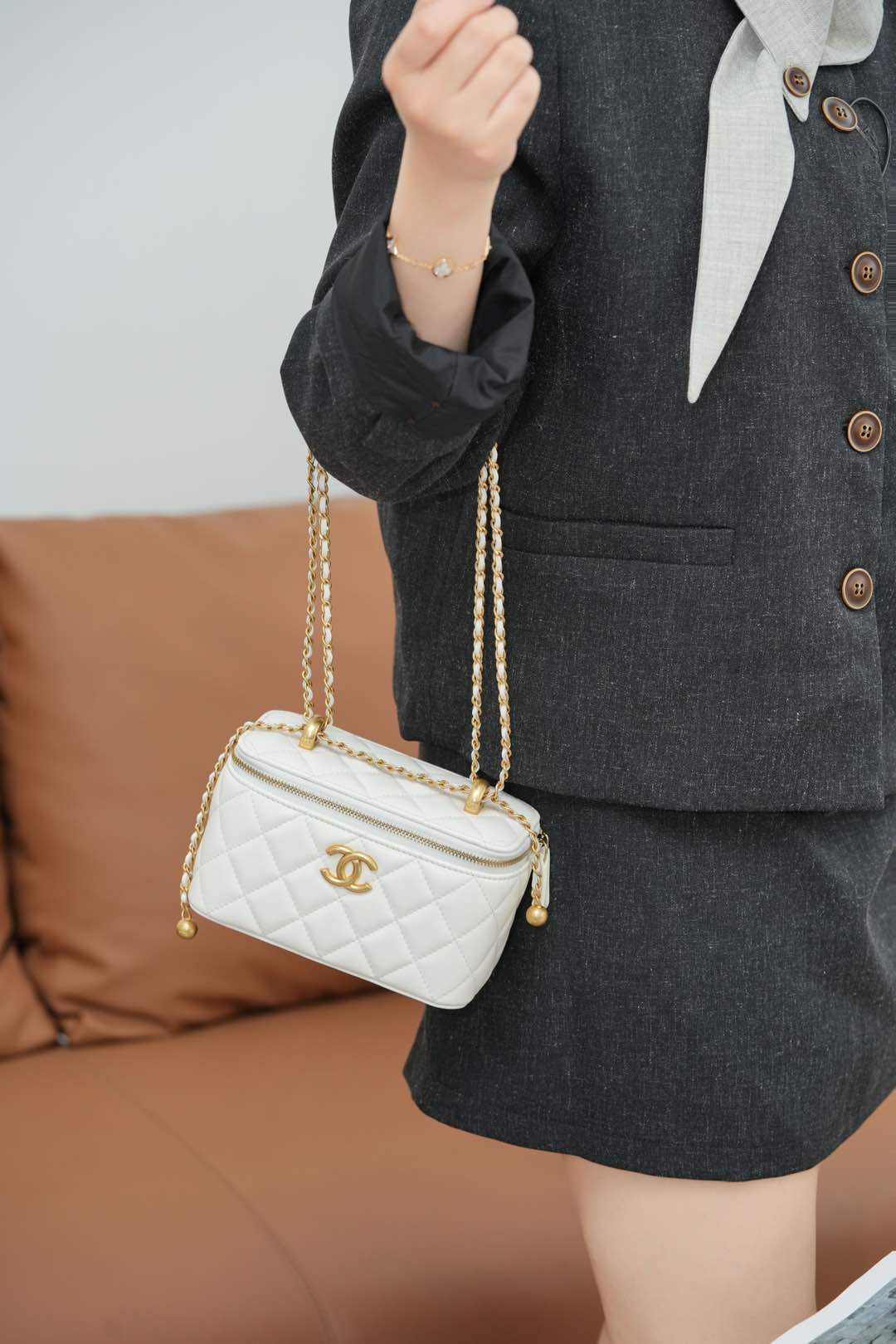 Chanel - ??? - Длинная сумка-коробочка с двойной золотой бусиной - Белая с золотой пряжкой