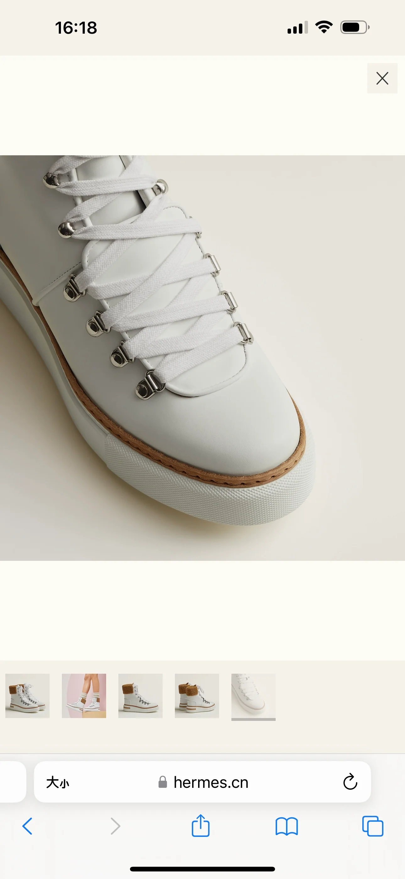 Новинка сезона осень/зима 2023 от Hermes - сандалии Chyprès с меховой отделкой - белые.