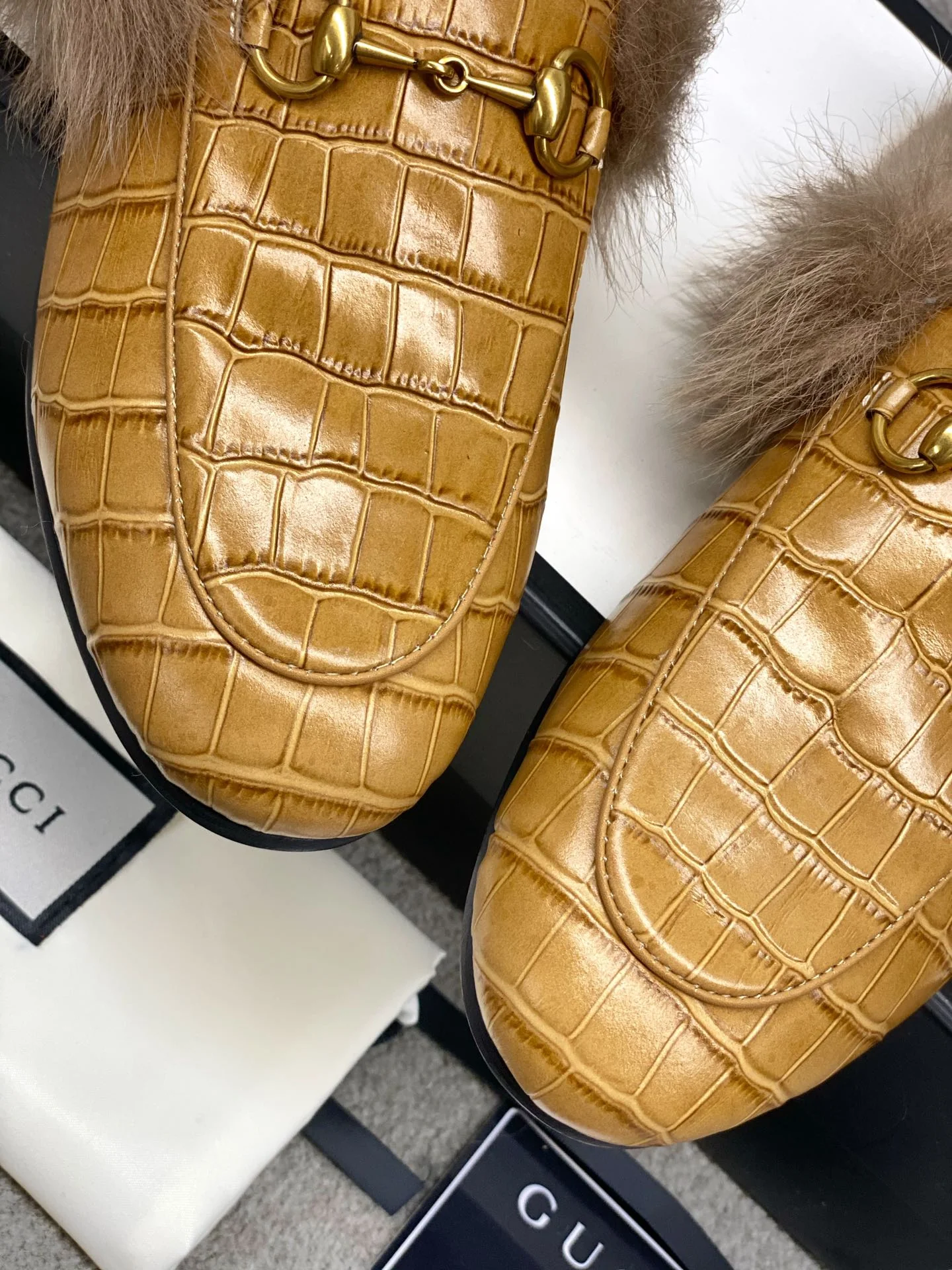 Бутик Gucci 2020 — Последний образ с подиума — Меховые тапочки — Каменный узор