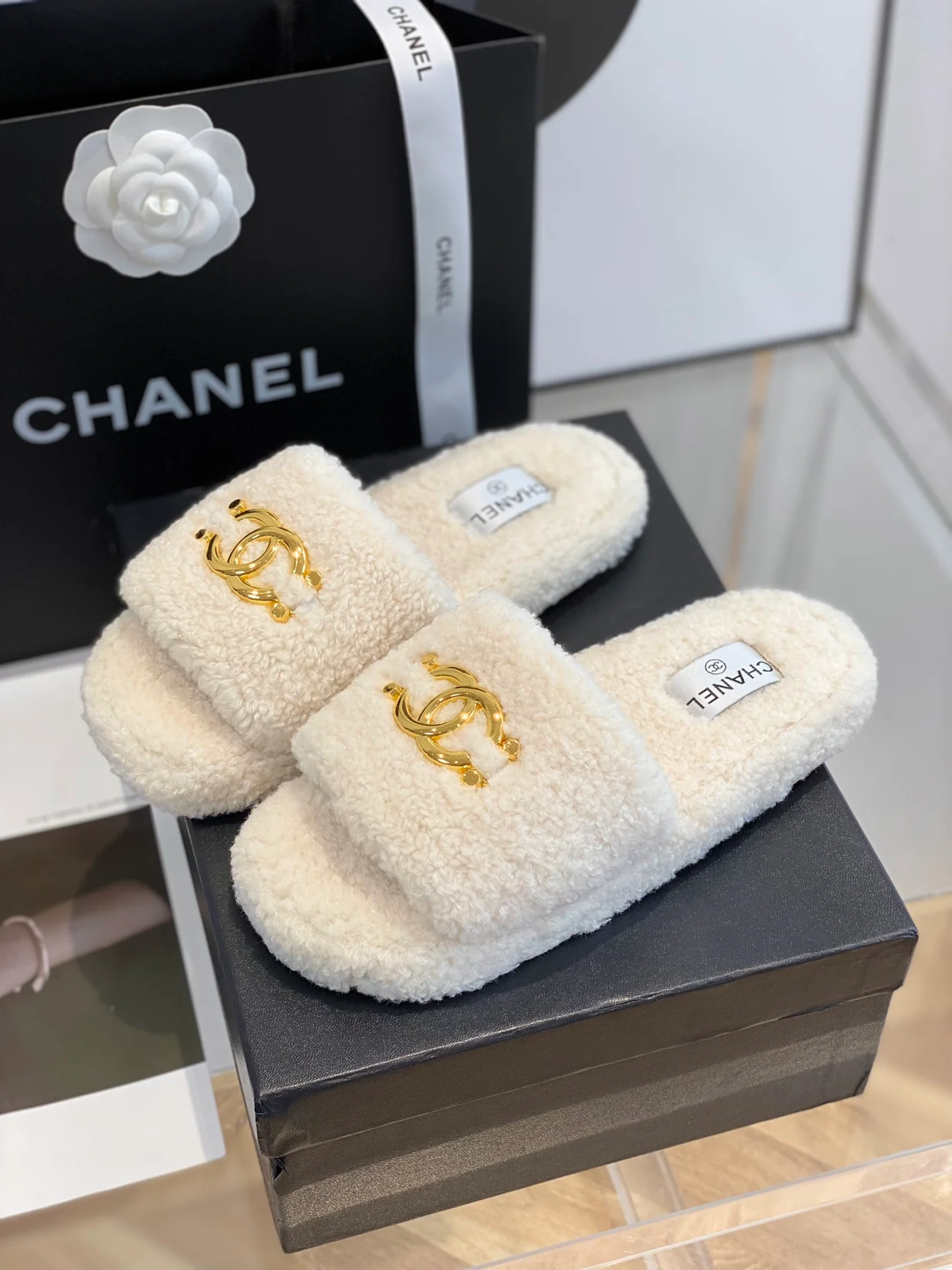 Новые модели шлепанцев Chanel 2022 года - синхронизация с официальным сайтом