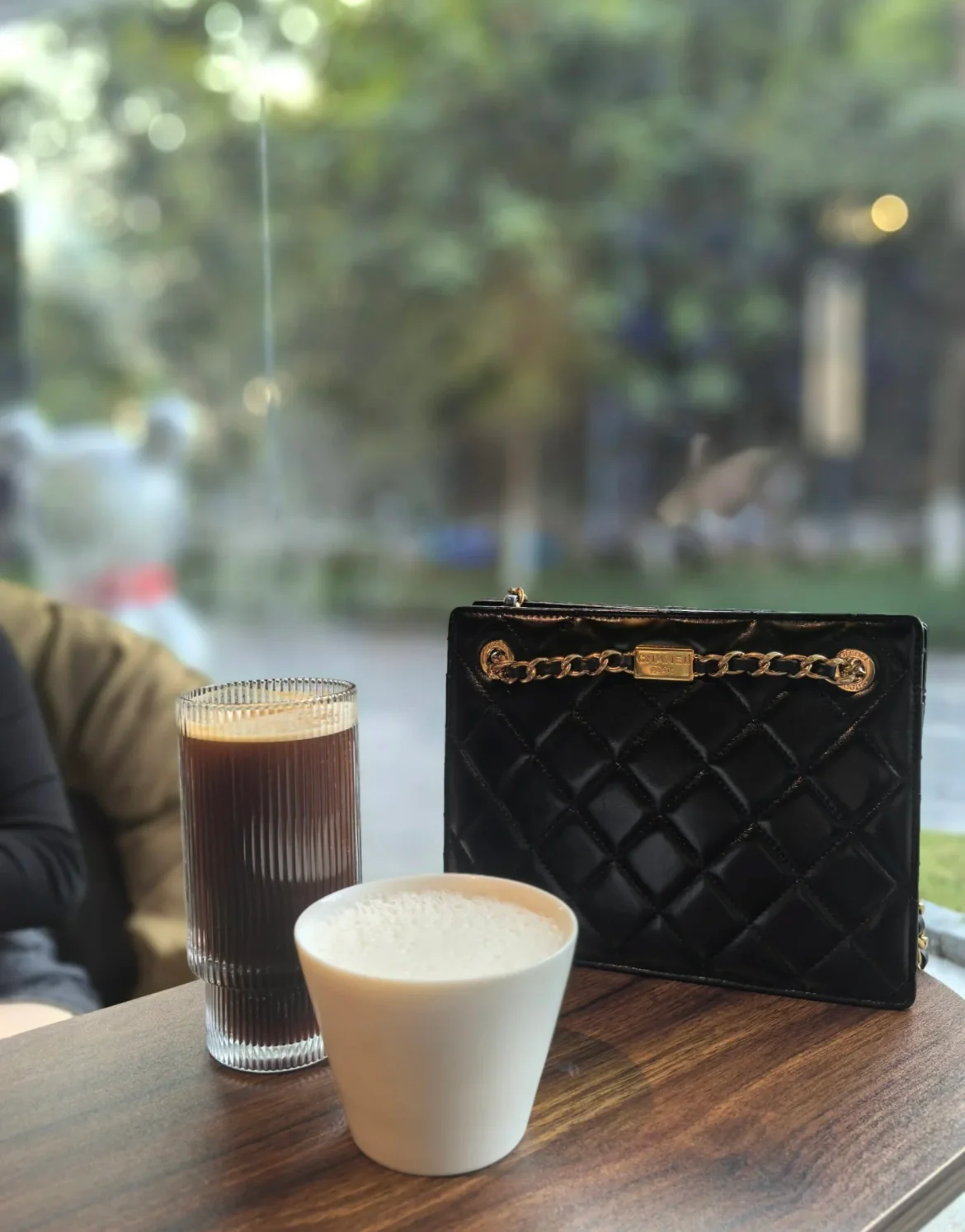 Винтажная квадратная вечерняя сумка Chanel из 24-каратного золота - черная.