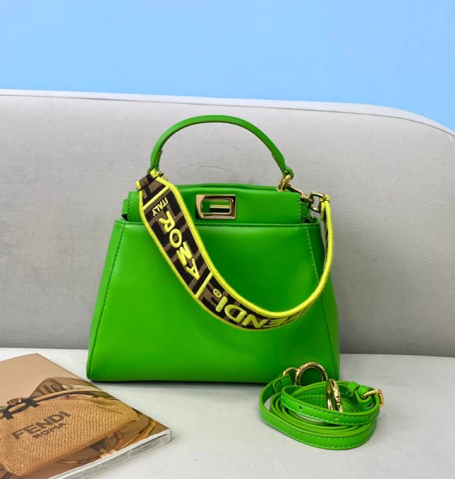 Миниатюрная кожаная сумка Fendi Peekaboo зеленого цвета