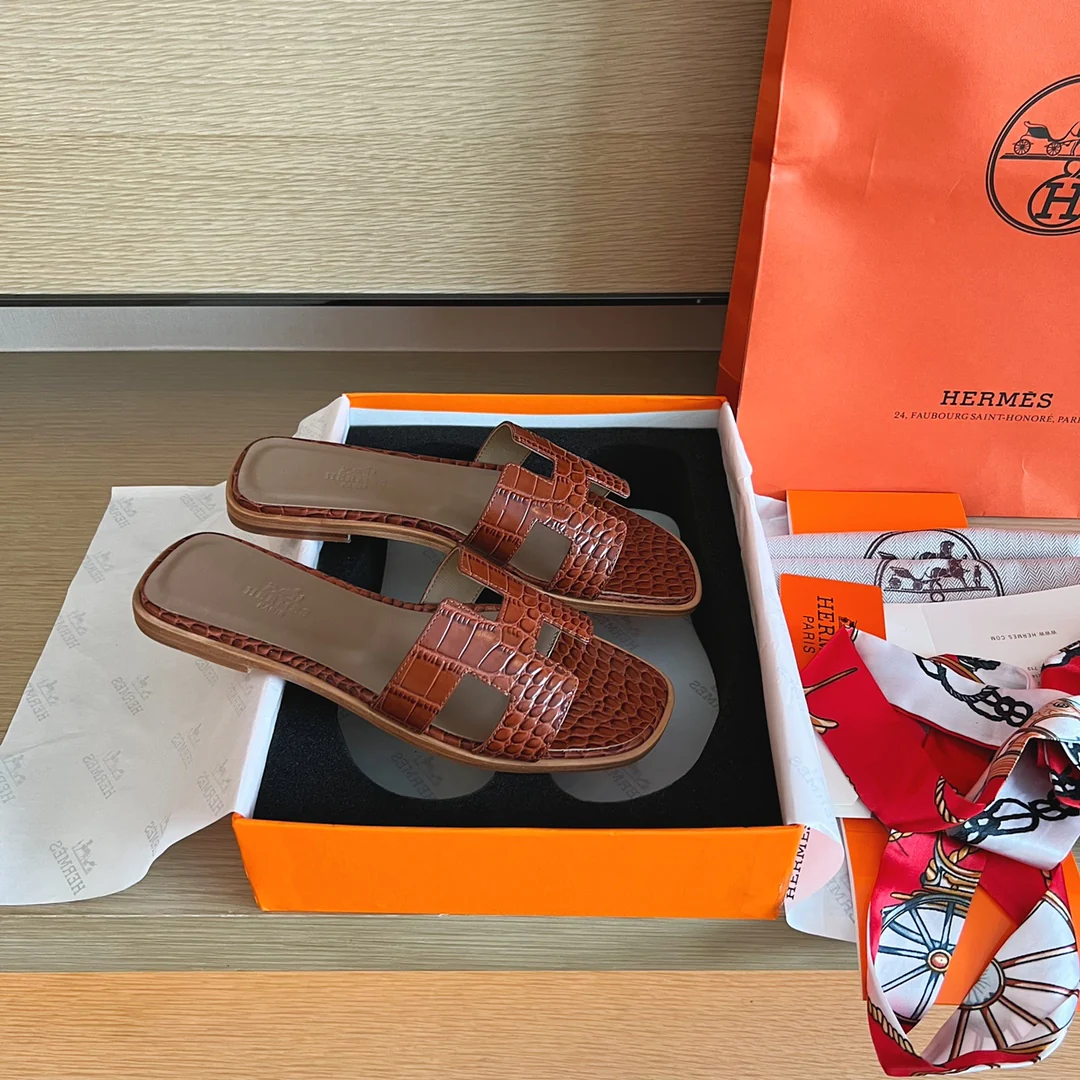 Классические тапочки Hermes с буквой H — крокодиловая кожа — коричневые