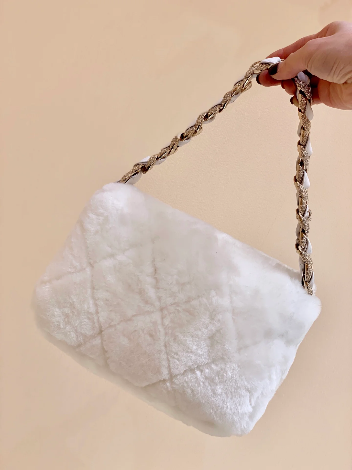 Сумка Chanel из овчины с бриллиантовой цепочкой