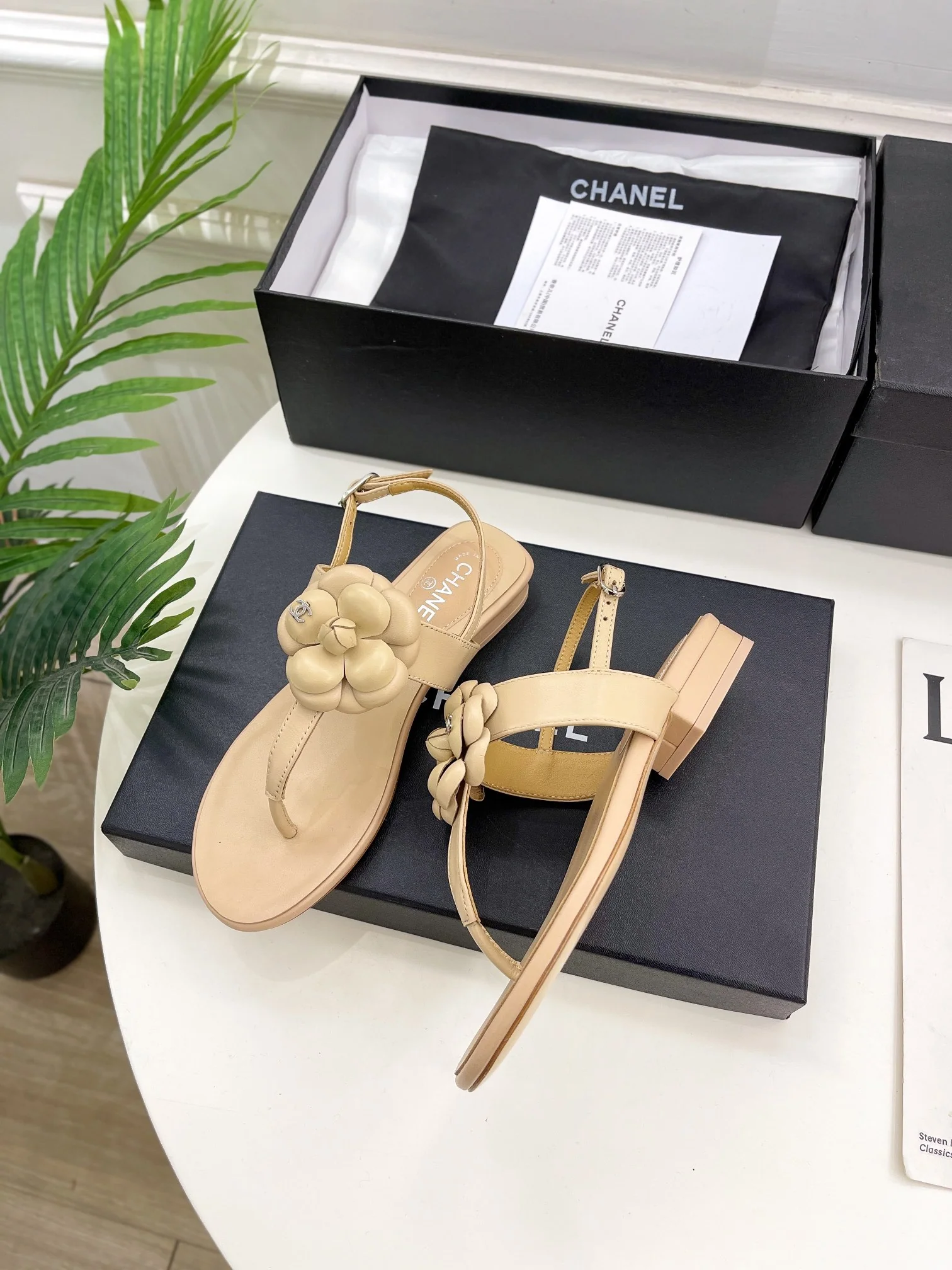 Новинка сезона весна/лето 2023 от Chanel - сандалии Camellia - абрикосового цвета.