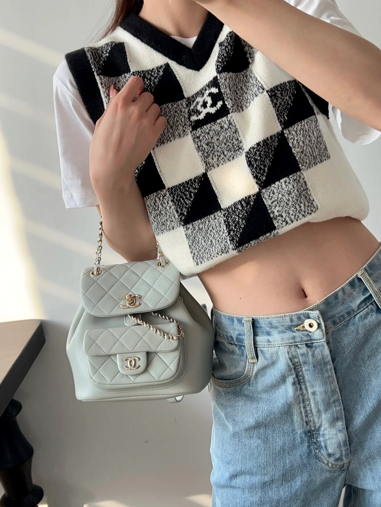 Новинка начала лета 2023 от Chanel - Мини-рюкзак Duma - Серо-голубой - Фотографии в действии.