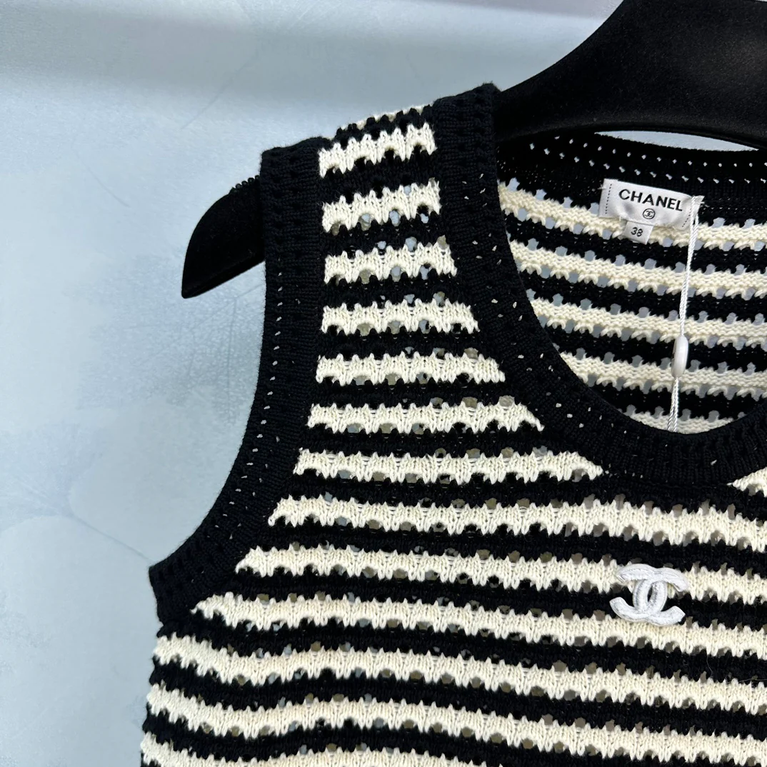 Chanel 2404 - Премиальный черно-белый жилет с блочным дизайном, тканой отделкой и надписью - Черный