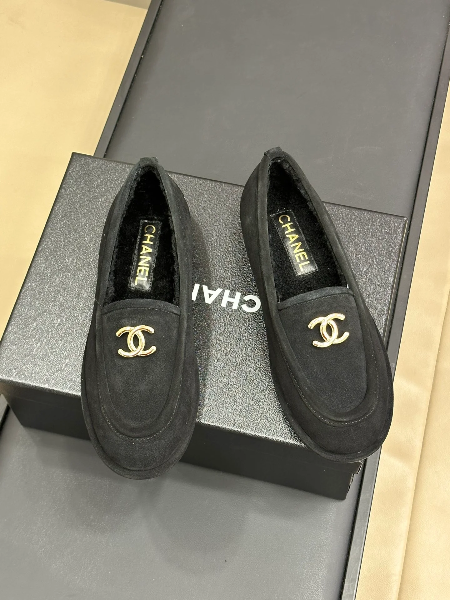 Меховые лоферы Chanel 2024 - черные