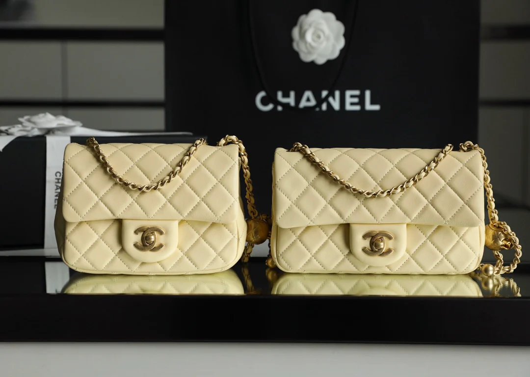 Chanel - Золотая сумка-клатч CF Flap Bag - Мини-версия в форме куриного желтка