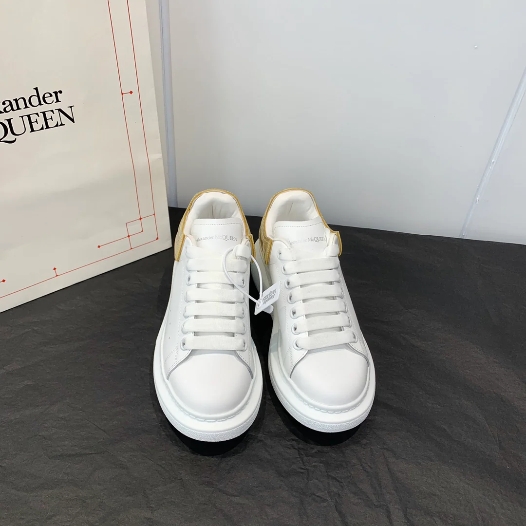 Классические белые кроссовки McQueen - на каблуке-резинке - золотисто-желтые