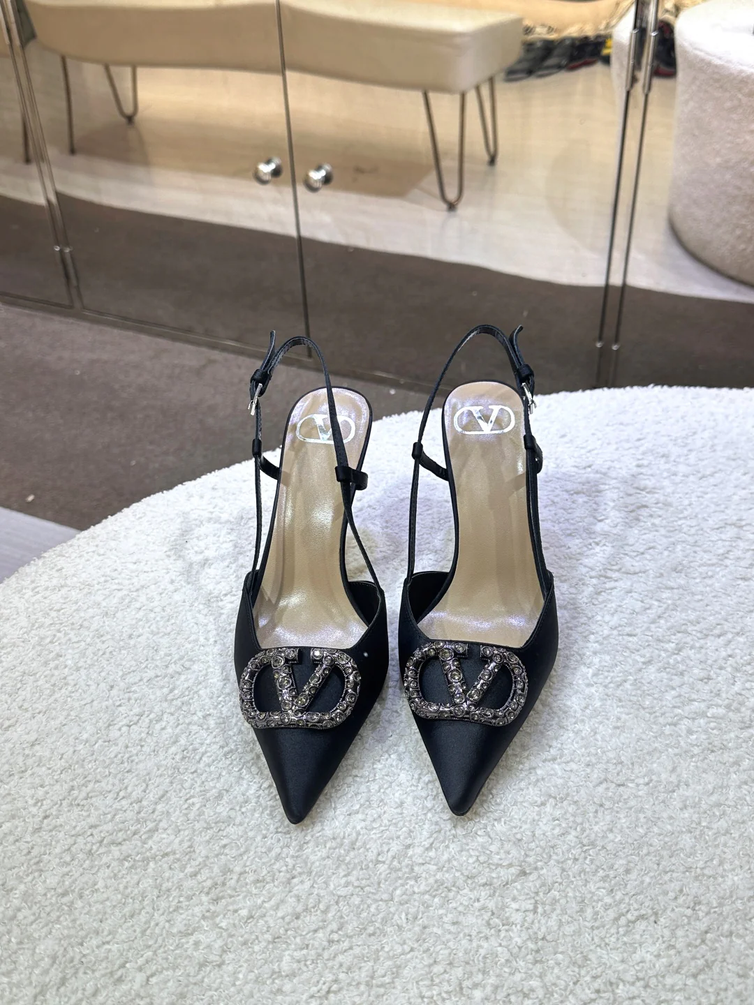 Туфли на высоком каблуке Valentino 2024 с хрустальной пряжкой и логотипом - черные