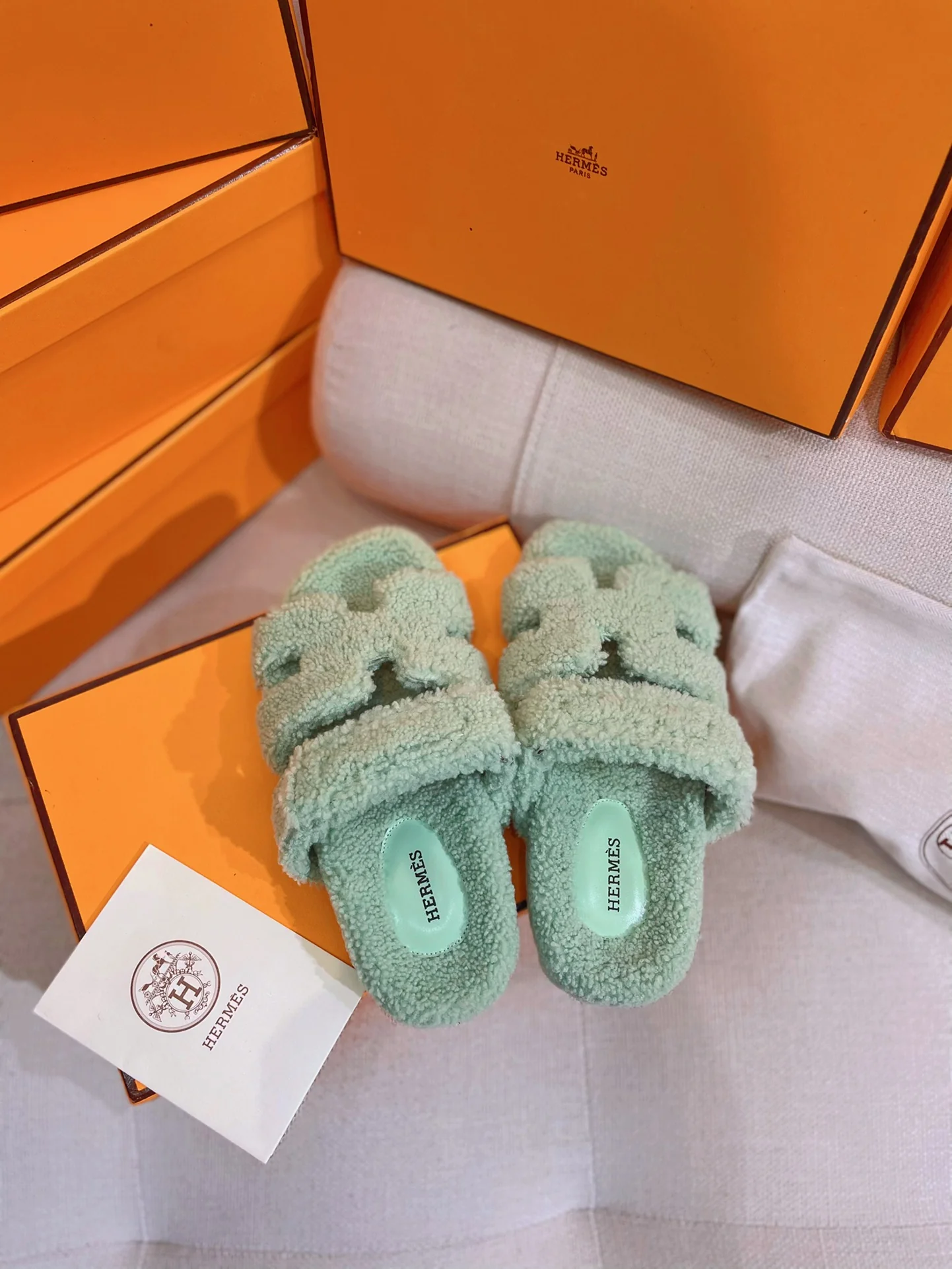 Новинка осенне-зимней коллекции Hermes 2022 — тапочки H из овечьей шерсти и кожи с лоскутным узором — мятно-зеленый цвет.