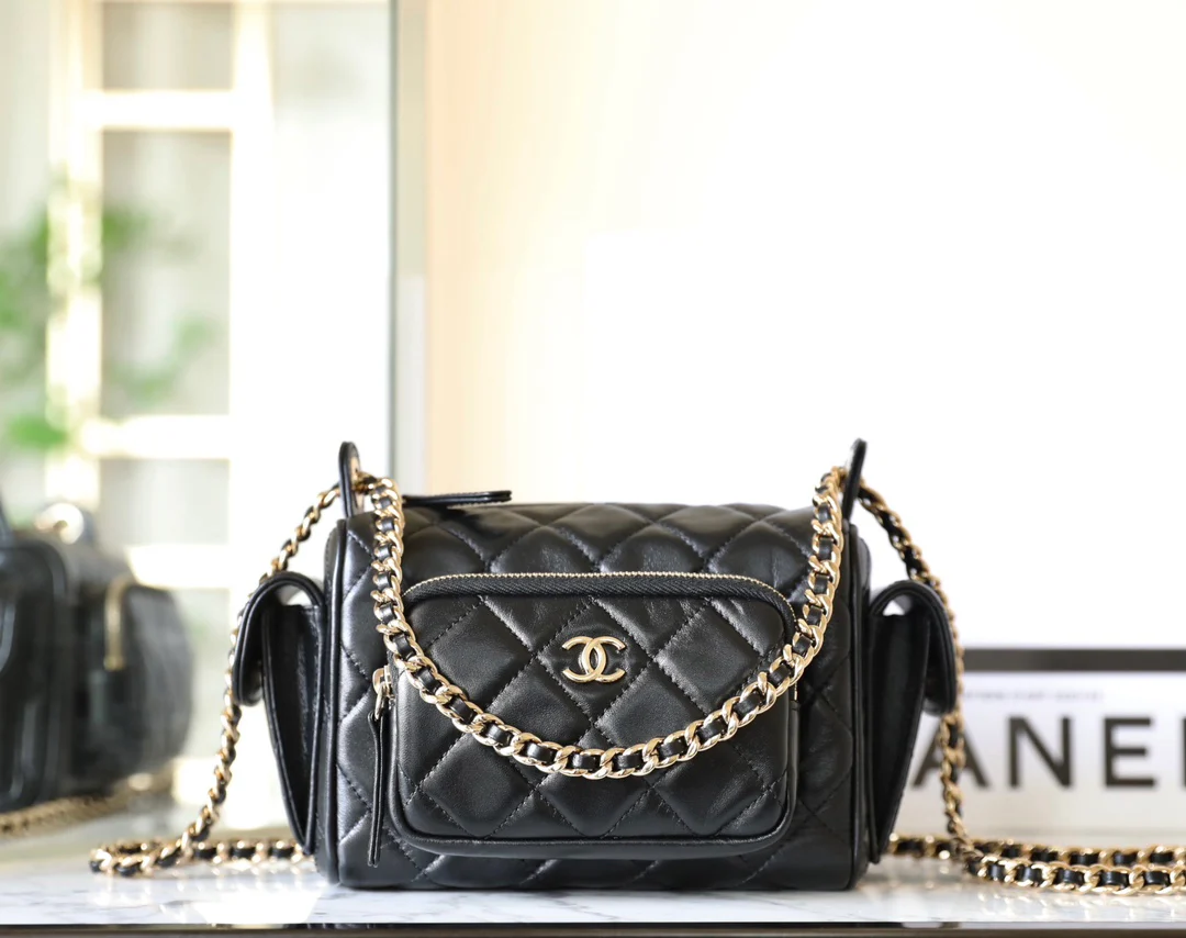 Сумка для фотоаппарата Chanel с двумя карманами из 24-каратного золота, маленькая, черная.