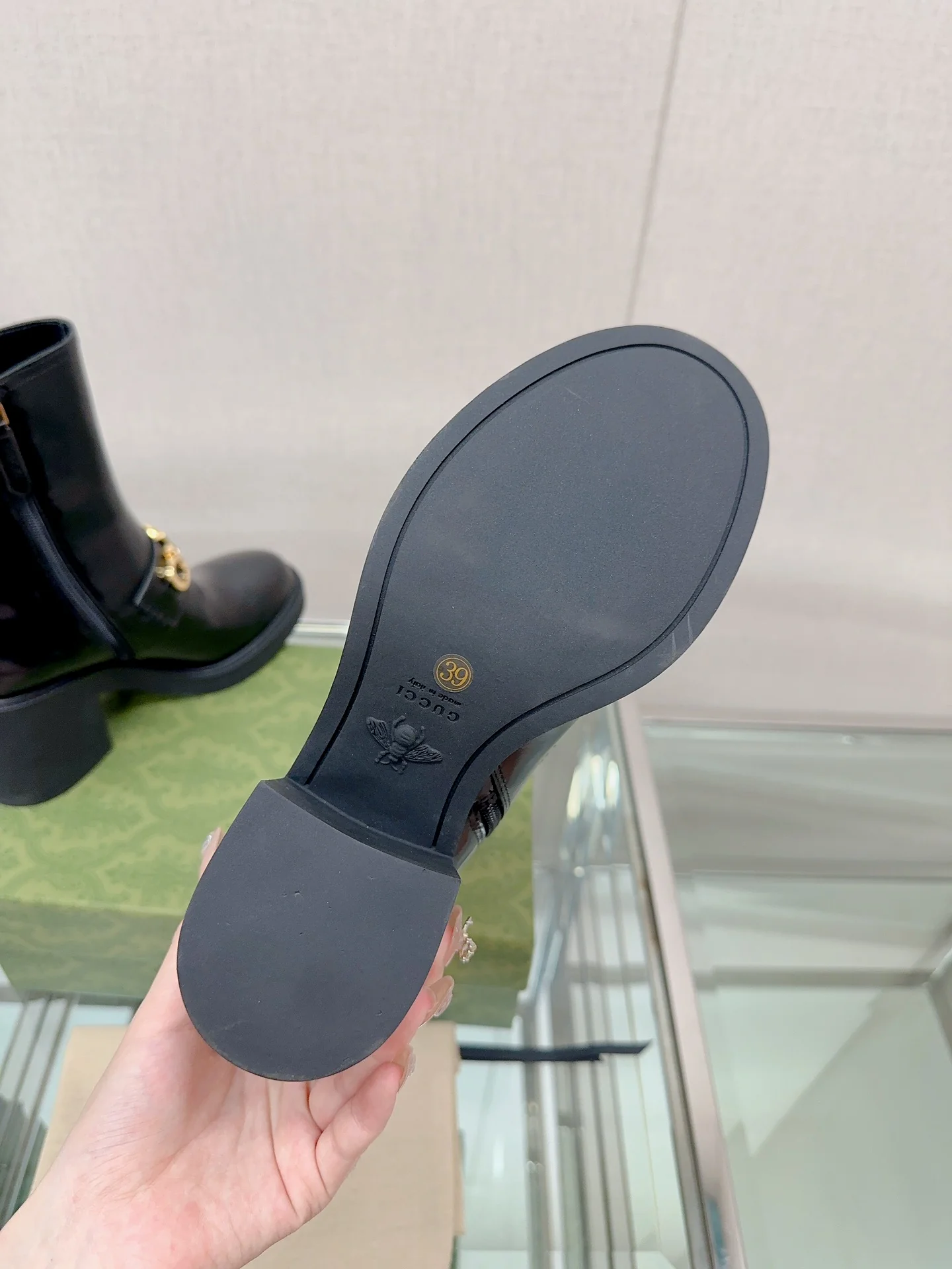 Новинка 2023 года от Gucci - Ботильоны на массивном каблуке с буквенным принтом - Глянцевый черный