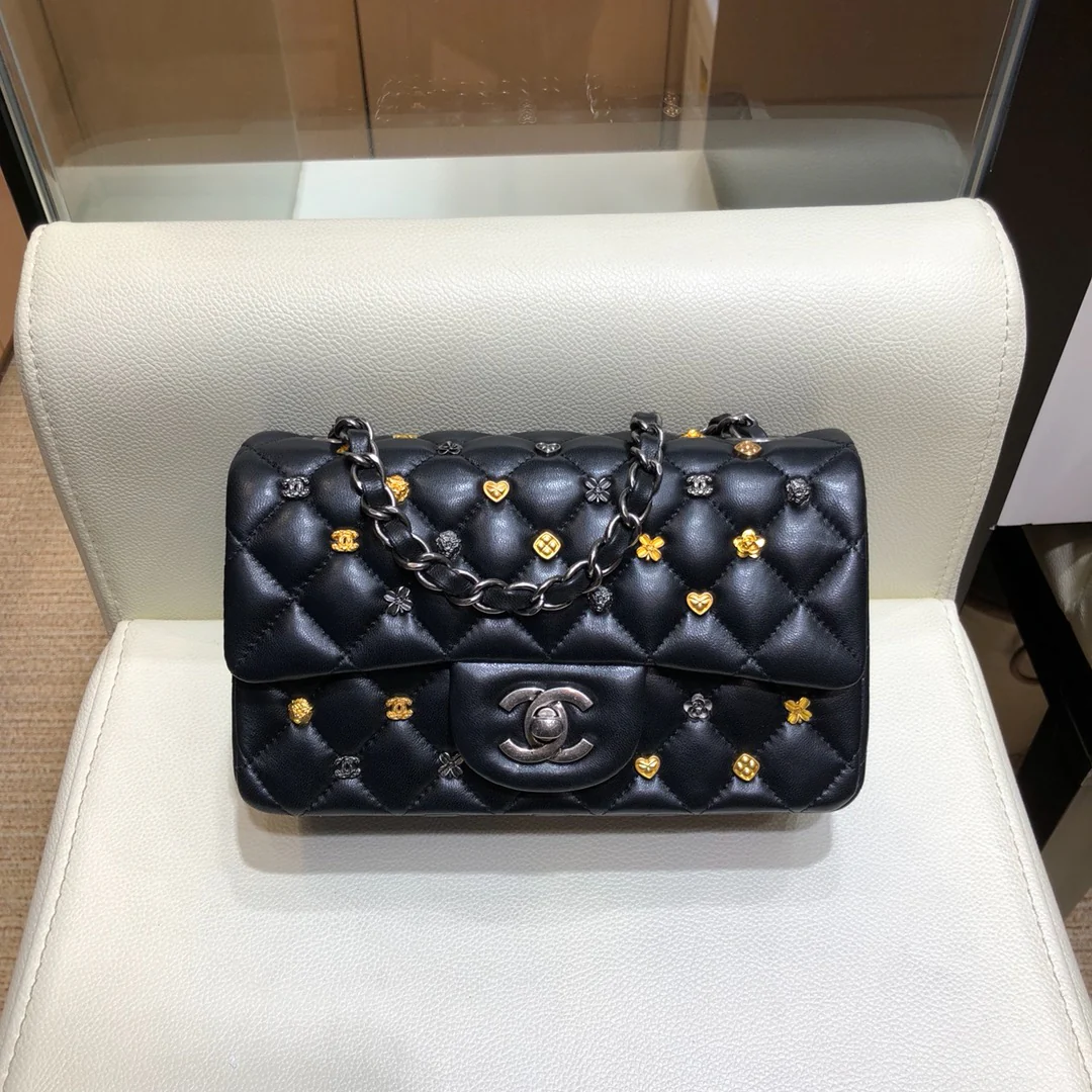 Классическая стеганая сумка Chanel - Новинка коллекции 2018 года - Сумка CF - Серебряная цепочка - 20 см