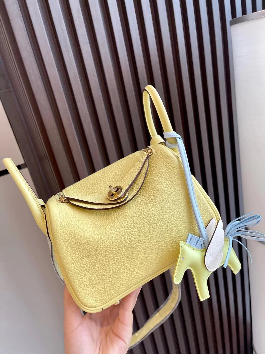 Мини-яйцо Hermes Lindy 1 унция с желтком куриного яйца и золотой пряжкой