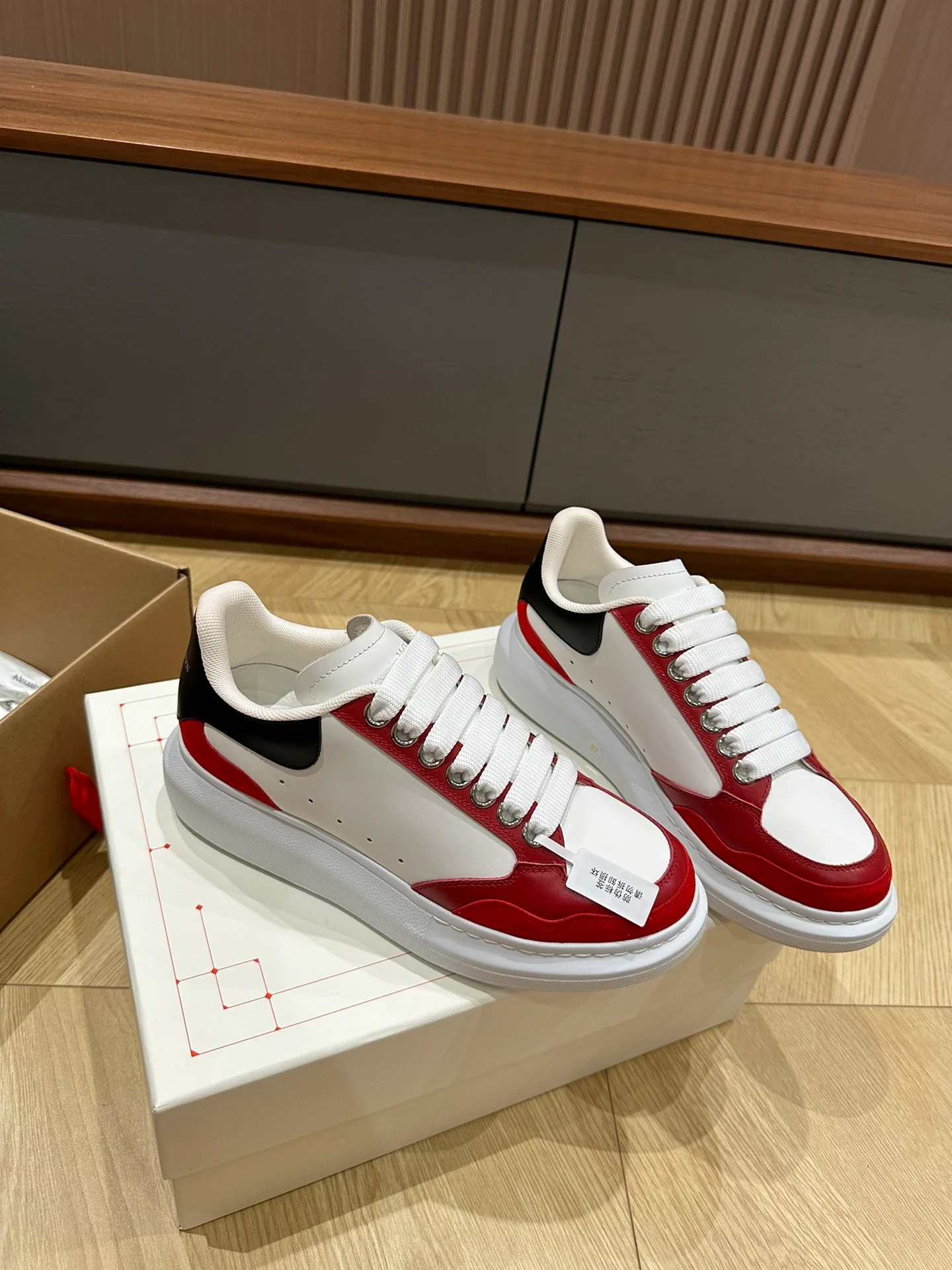 McQueen - Белые кроссовки из телячьей кожи и замши - Унисекс - Красные