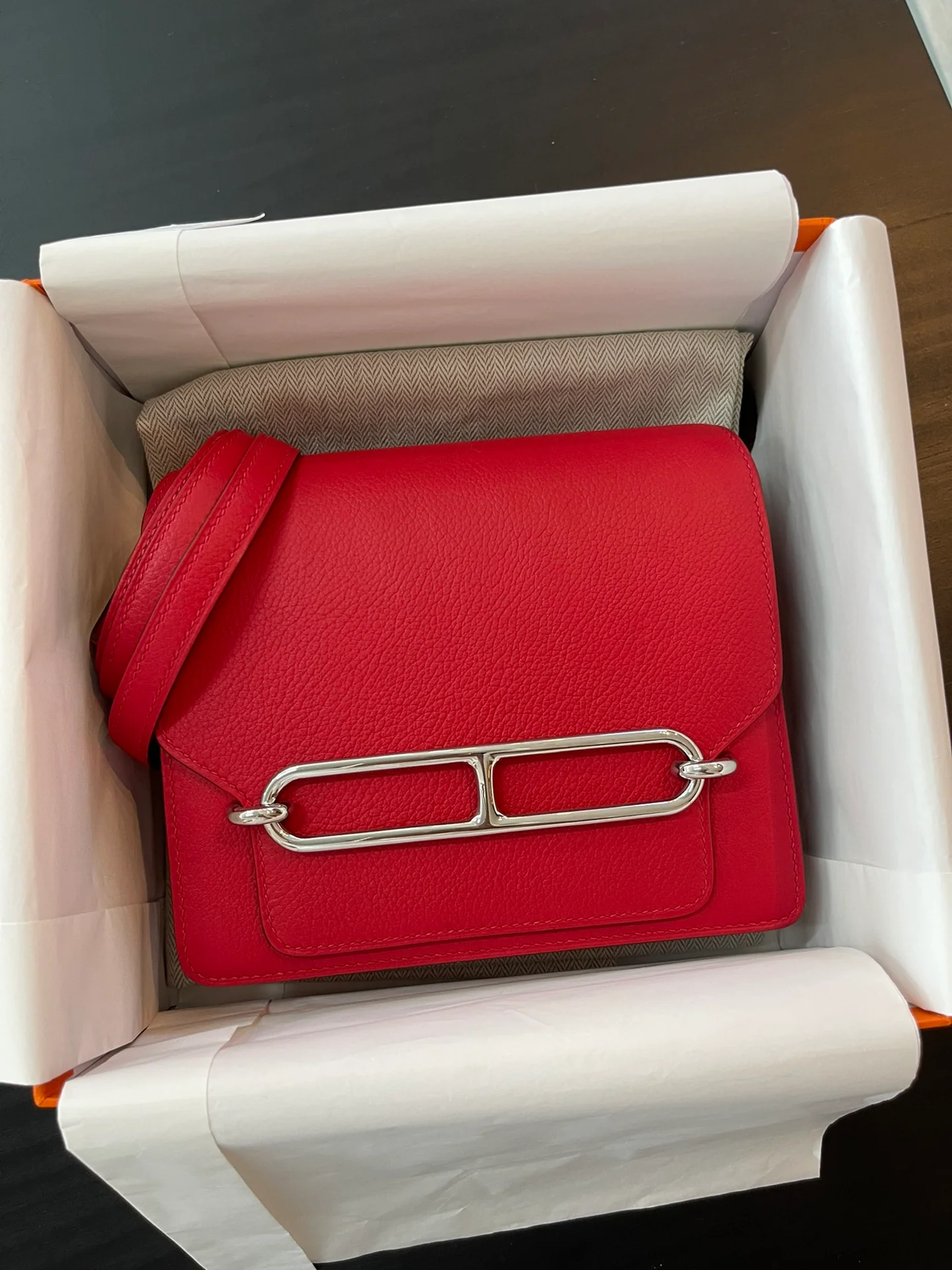 Миниатюрное сердечко Hermes Roulis красного цвета с серебряной пряжкой