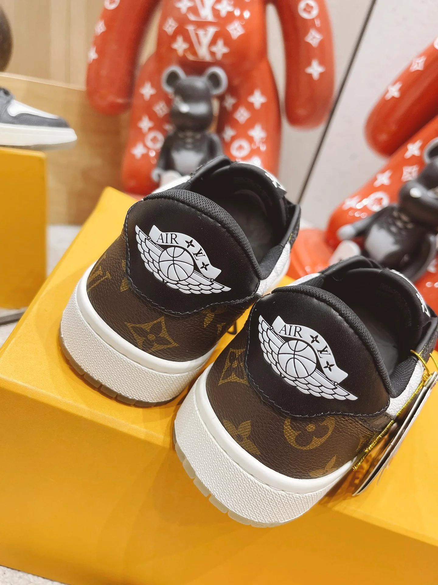 Обувь LV — обувь, созданная в сотрудничестве LV и Nike.