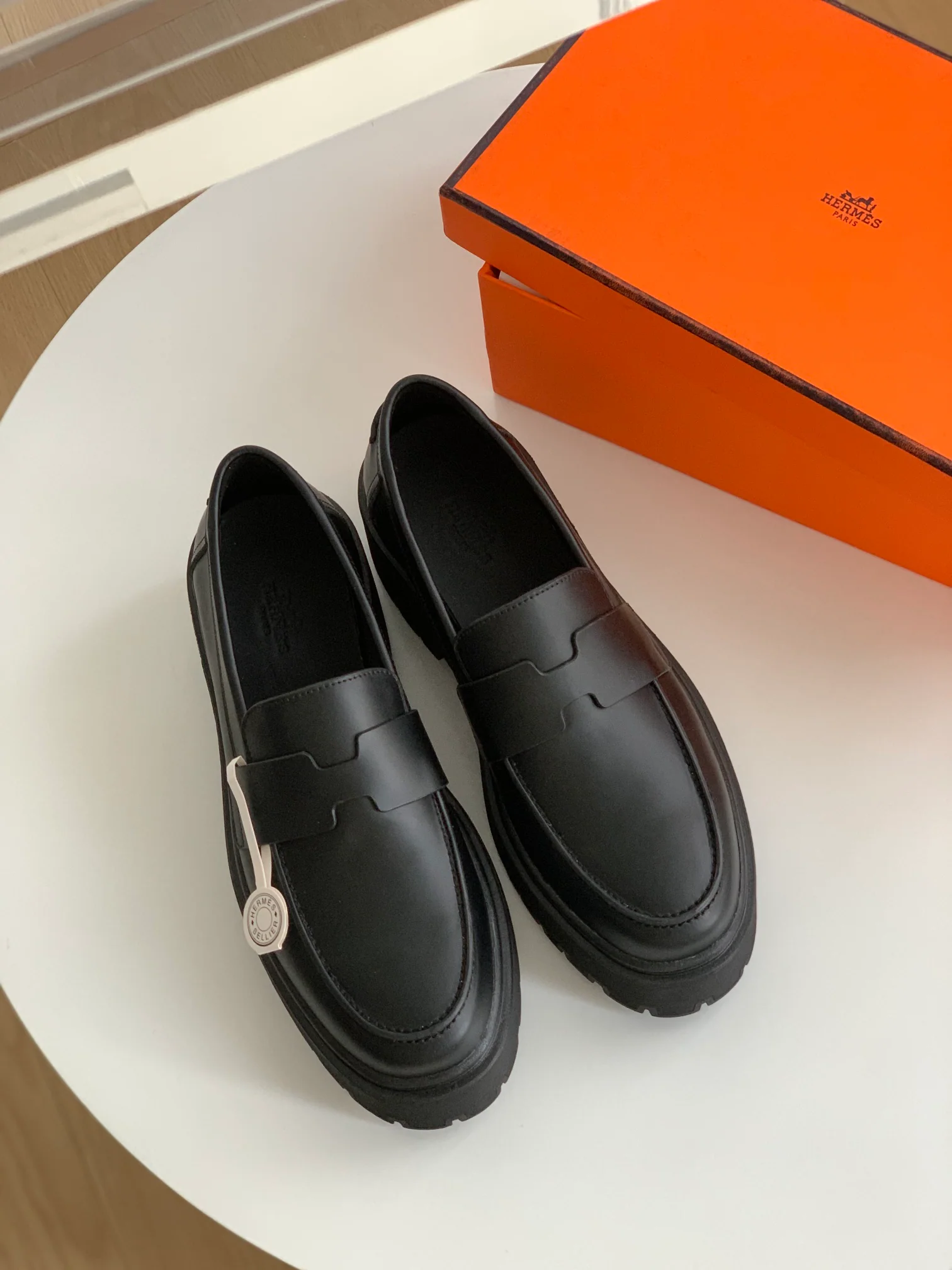 Новинка сезона осень/зима 2023 от Hermes - Лоферы Hitch - Черные