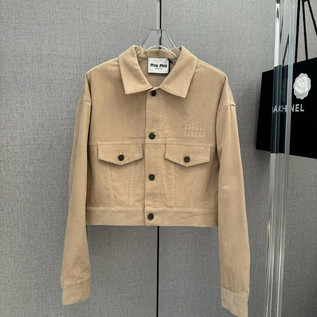 Miu Miu - Весна/Лето 2404-24, новая вельветовая короткая куртка с логотипом.