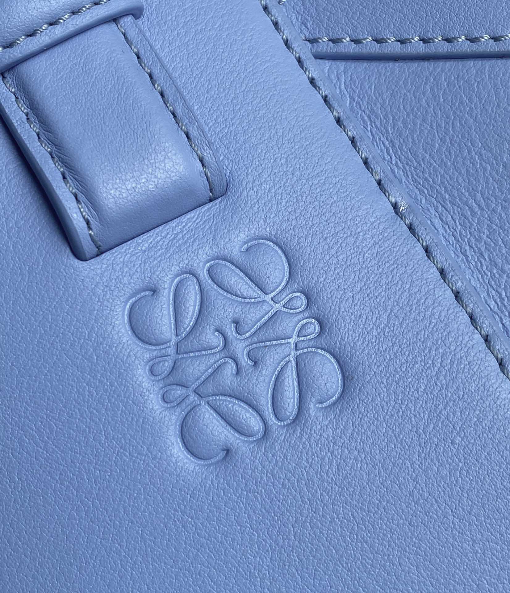 Сумка-гамак Loewe Hammock Nugget Bag - светло-голубая.