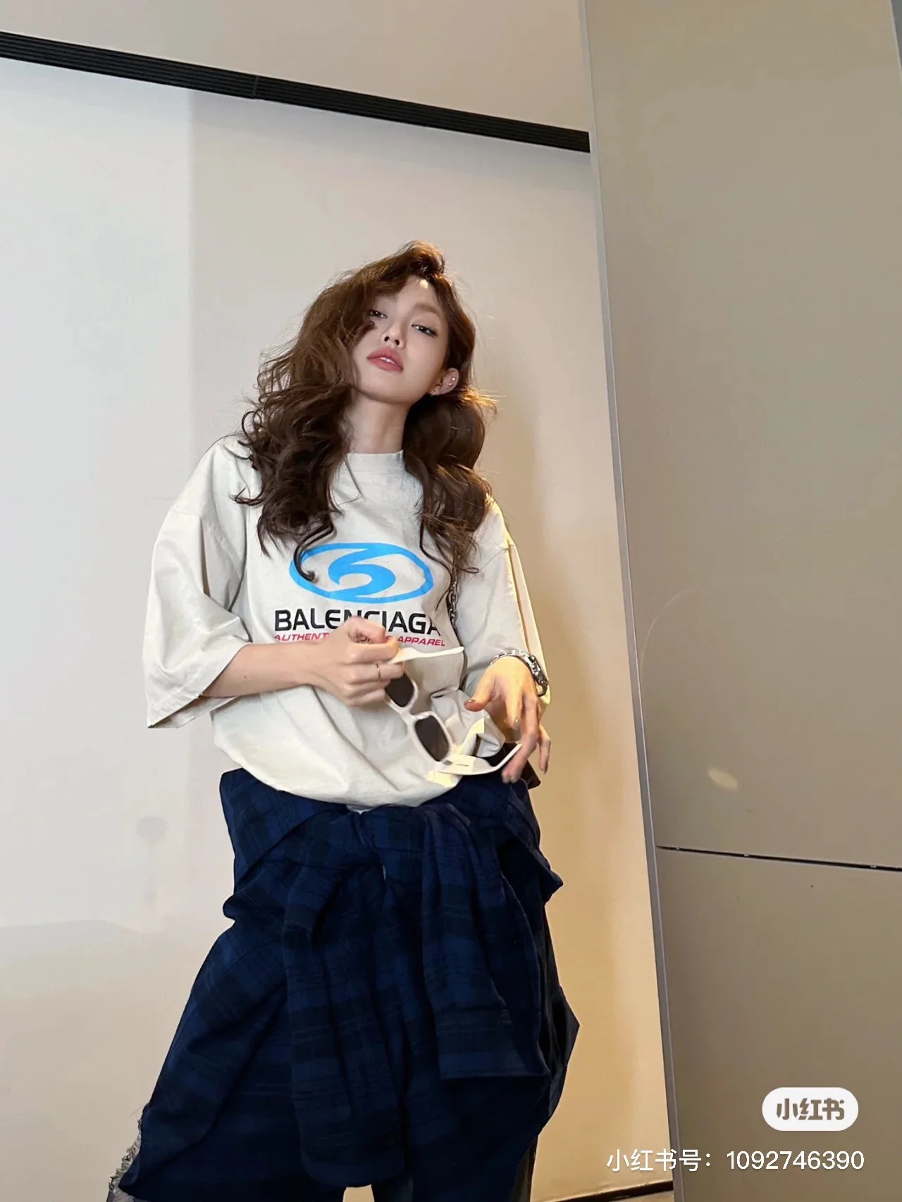 Футболка Balenciaga 2403 Surfer Maxi из выцветшего хлопка с короткими рукавами, цвет абрикосовый.