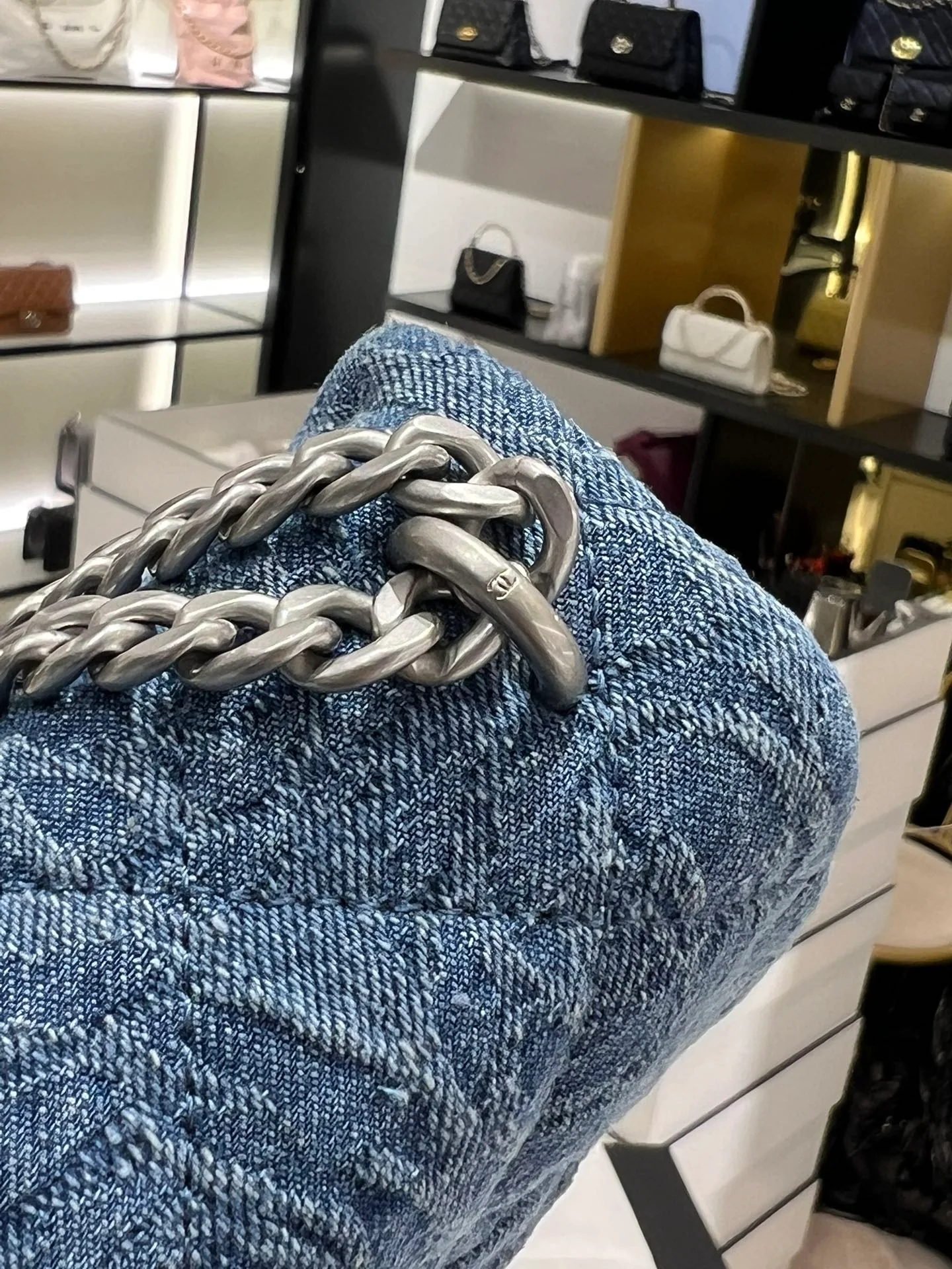 Коллекция Chanel Весна/Лето 2023 - Пряжка в виде сердца с камелией из денима - Квадратная - Светло-голубая серебристая пряжка - 19 см