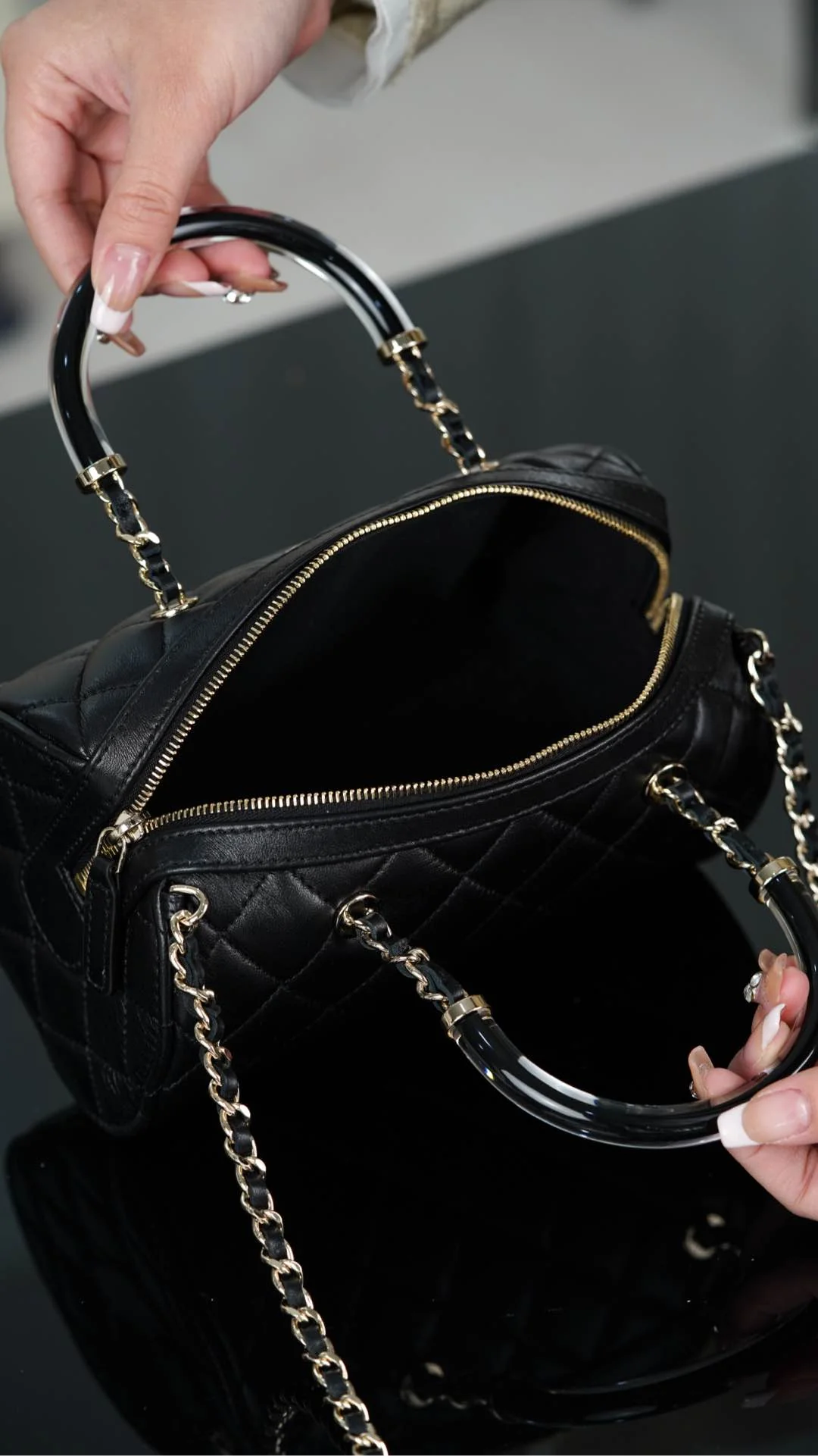 Сумка Chanel 25c Boston Bowling Bag — черно-золотая.