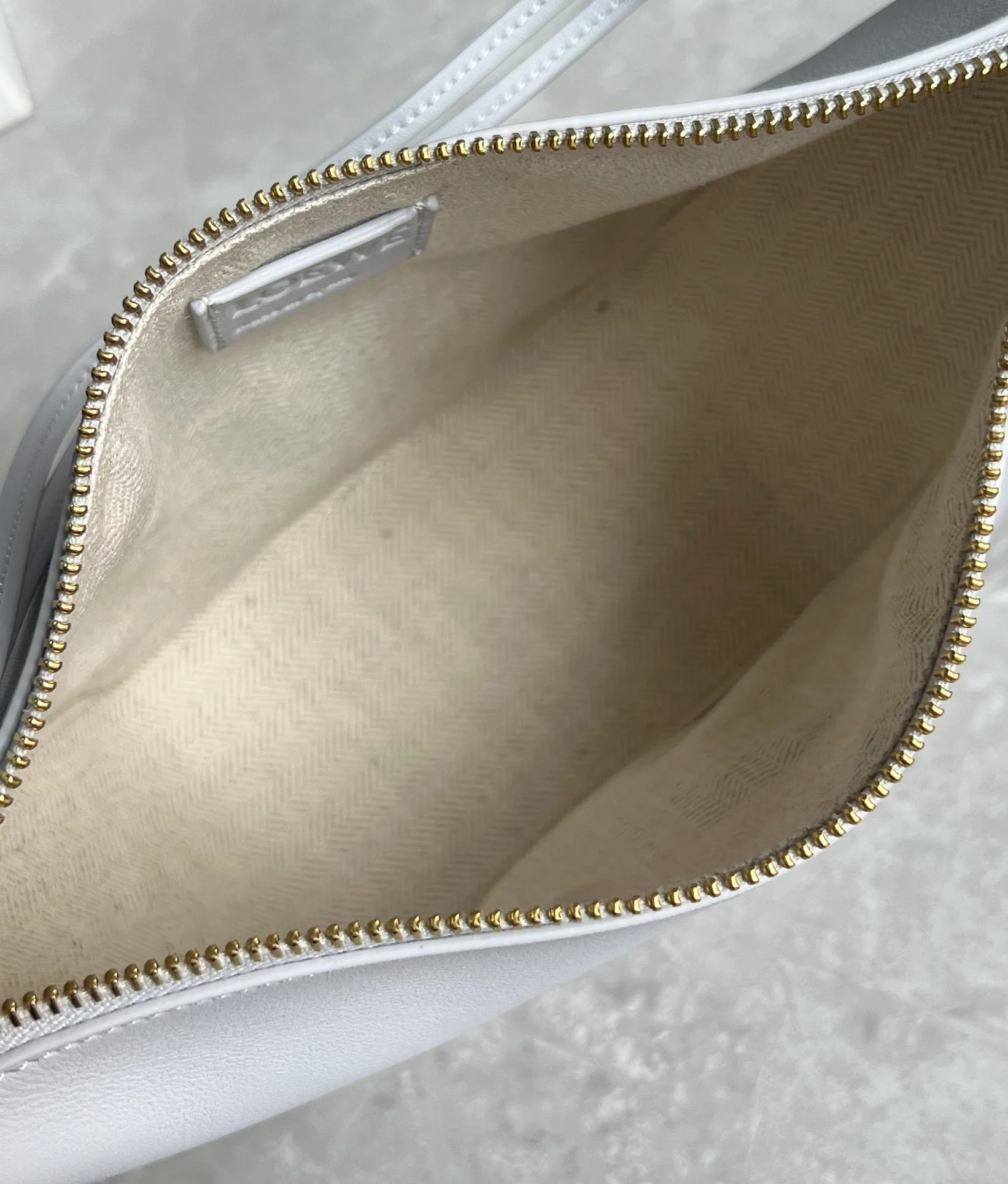 Сумка-хобо Loewe Hammock - белая.