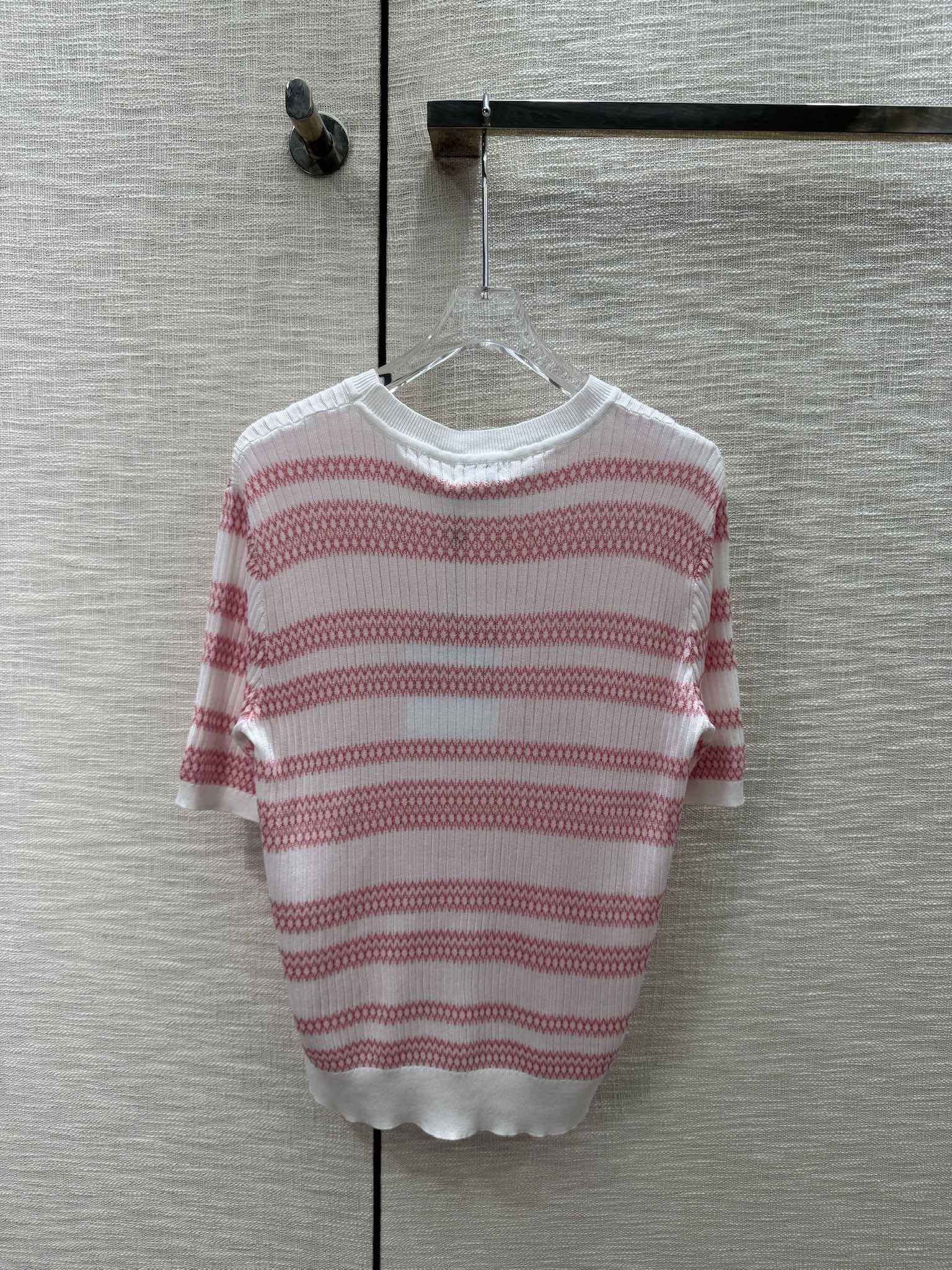 Chanel 2404 - Вязаный топ с короткими рукавами в полоску, выполненный в стиле колор-блок — красный и белый.