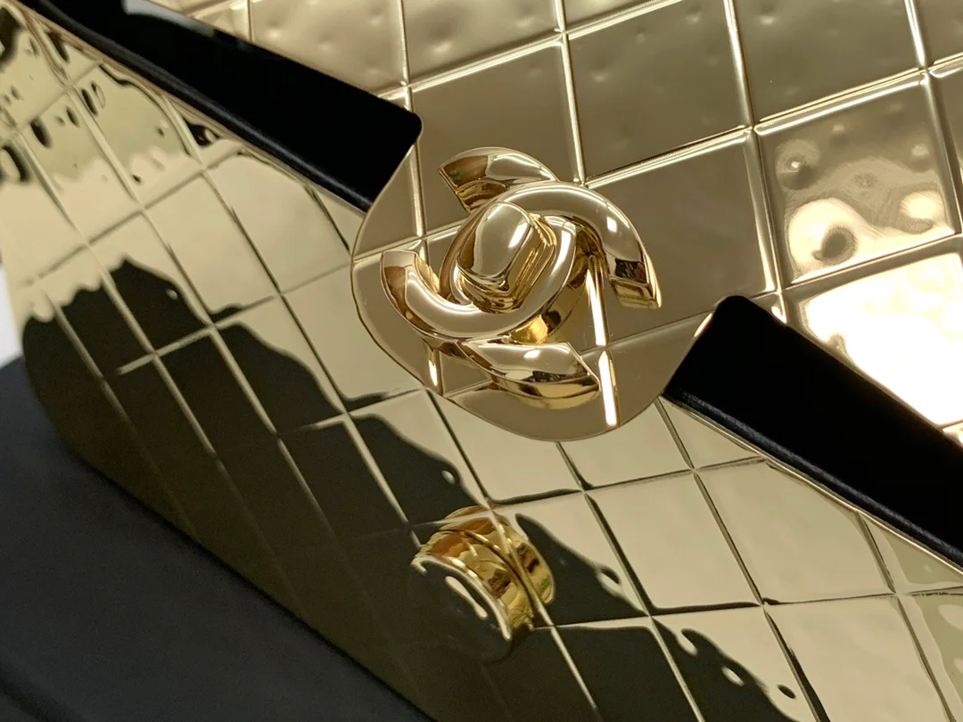 Лимитированная коллекция Chanel весна/лето 2022 - Сумка с клапаном - Металлическая сумка - Большая - 1