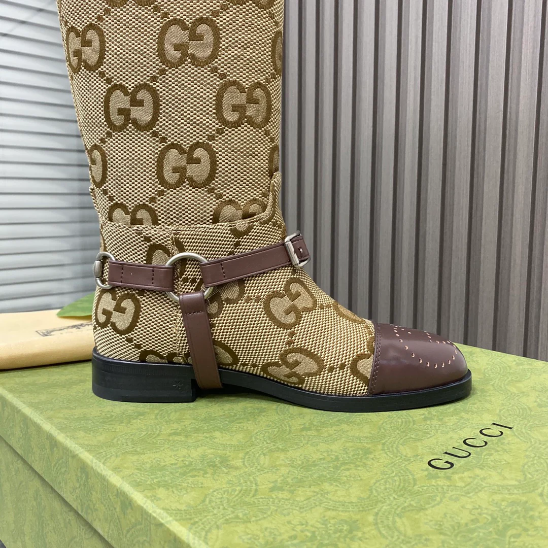 Новинка сезона осень/зима 2022 от Gucci — сапоги для верховой езды в стиле подиума.